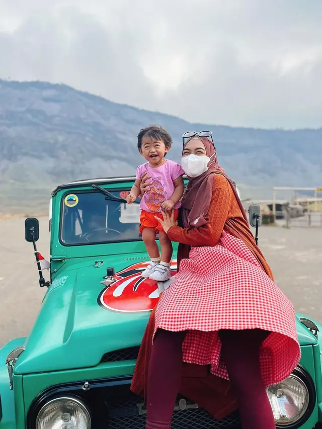 7 Potret Ria Ricis Ajak Moana ke Gunung Bromo, Jajal Berkuda Bersama