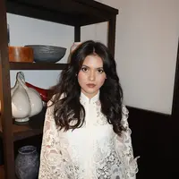 Bisa jadi inspirasi tampilan Hari Raya, intip makeup look coral elegan ala Marsha Aruan. [@aruanmarsha].