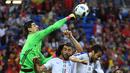 Kiper Belgia, Thibaut Courtois, menghalau bola serangan pemain Italia pada laga Grup E Piala Eropa 2016 di Stade de Lyon, Lyon, Selasa (14/6/2016) dini hari WIB. (AFP/Emmanuel Dunand)