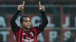 Robinho. Sayap kiri Brasil yang kini berusia 38 tahun dan telah pensiun bersama Santos FC pada Oktober 2020 ini sempat memperkuat AC Milan selama 4 musim mulai 2010/2011 hingga 2013/2014. Ia didatangkan dari Manchester City pada awal musim 2010/2011 dengan nilai transfer 21 juta euro usai membela The Citizens selama dua musim. Bersama AC Milan ia total tampil dalam 143 laga di semua ajang dengan torehan 32 gol dan 30 assist dan turut membawa AC Milan meraih gelar Scudetto 2010/2011. (Giuseppe Cacace)