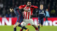 Striker PSV Eindhoven, Jurgen Locadia, berusaha melewati hadangan bek sayap Atletico Madrid, Juanfran. Atletico juga memiliki peluang mencetak gol lebih banyak yaitu enam kali tendangan ke arah gawang. (Reuters/Michael Kooren)