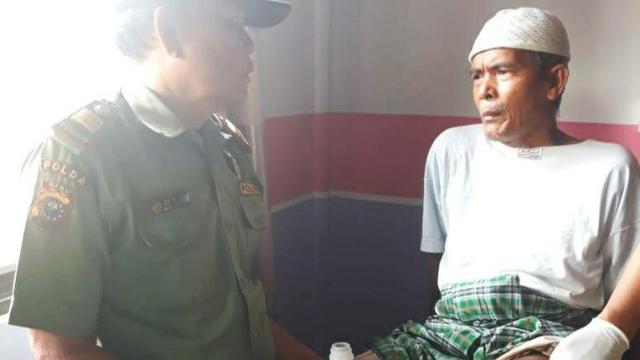 Korban terkaman buaya di Kuantan Singingi ketika dirawat di Puskesmas.