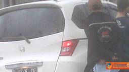 Citizen6, Senayan: Mungkin pengendara mobil sedang mengantuk atau melamun, beruntung dalam kejadian tersebut tidak ada korban jiwa. (Pengirim: Puspitaningtyas)