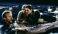James Cameron sedang mengarahkan Leonardo DiCaprio dan Kate Winslet di film Titanic. foto: guardian
