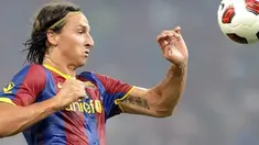 Aksi striker Barcelona Zlatan Ibrahimovic pada laga persahabatan pramusim di Beijing, Cina, 8 Agustus 2010. AFP PHOTO/LIU Jin
