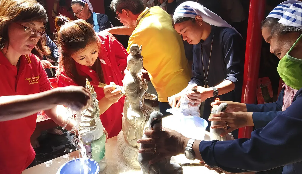 Suster Katolik dan pengurus vihara membersihkan patung dewa dewi di Vihara Kwan In Thang, Pondok Cabe, Tangerang Selatan, Rabu (30/1). Dalam pembersihan itu melibatkan umat agama lain sebagai bentuk toleransi kerukunan beragama. (Merdeka.com/Arie Basuki)