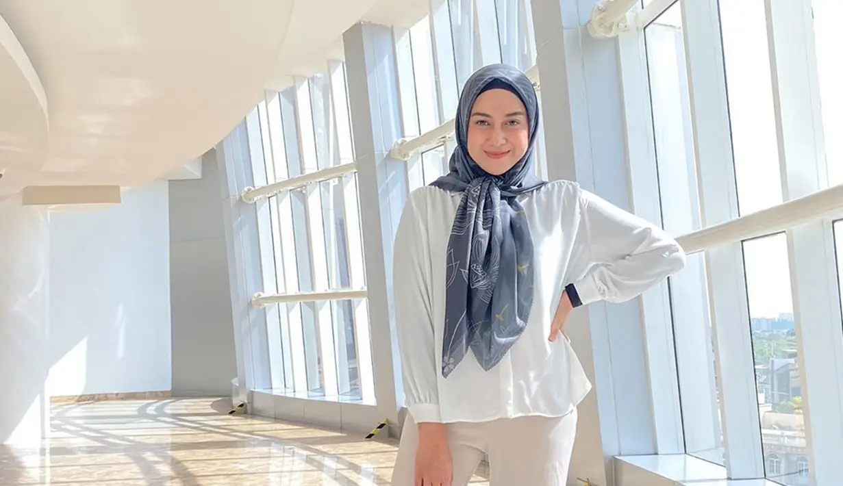 Sering menggunakan busana kasual, gaya hijab yang dikenakan oleh Nina juga terlihat sederhana. Namun, dirinya juga beberapa kali terlihat membuat sebuah model hijab yang sederhana namun tetap stylish.(Liputan6.com/IG/@ninazatulini22)