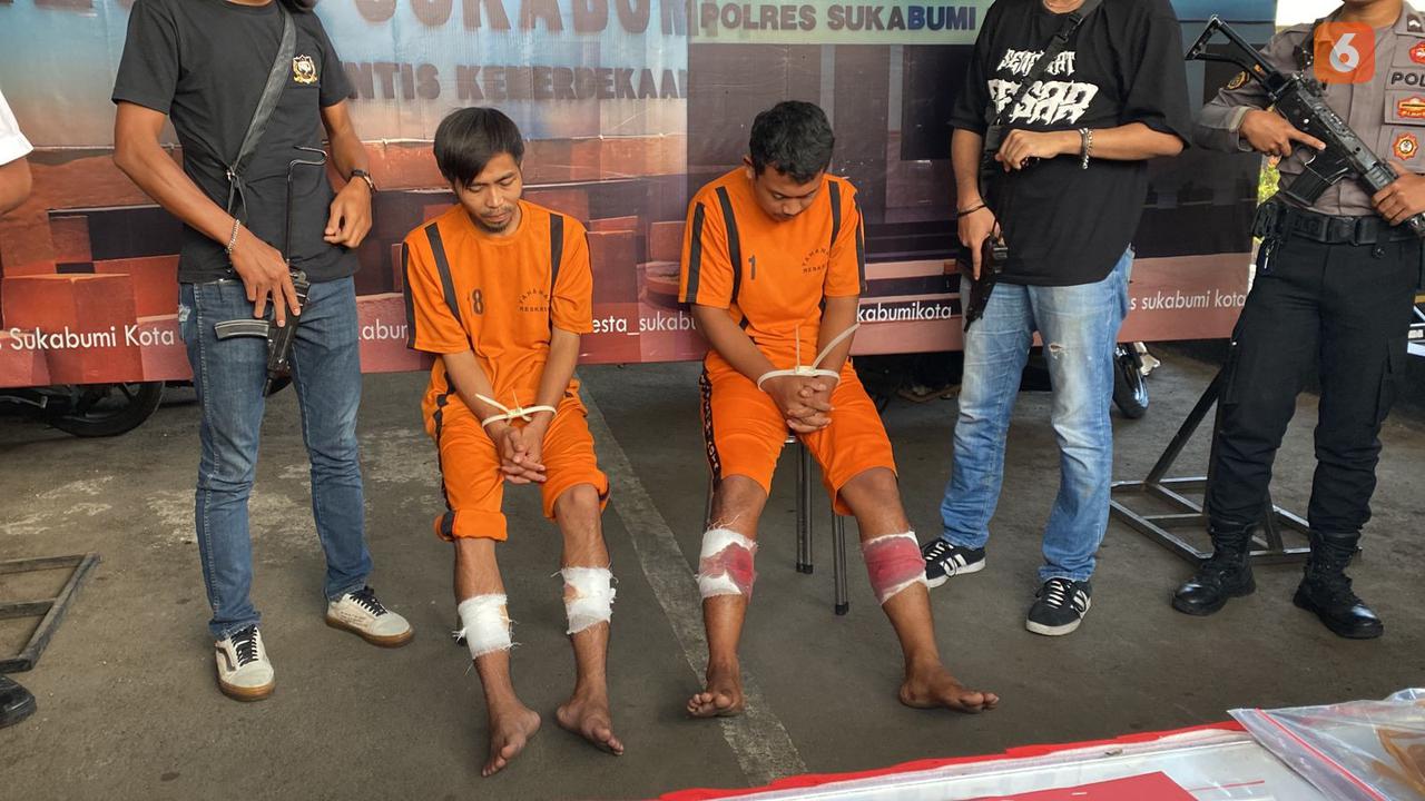 Dua tersangka diamankan Sat Reskrim Polres Sukabumi Kota setelah terbukti menghilangkan nyawa seorang sopir taksi online yang dibuang jasadnya di parkiran sebuah minimarket di Kecamatan Cireunghas Kabupaten Sukabumi (Liputan6.com/Fira Syahrin).