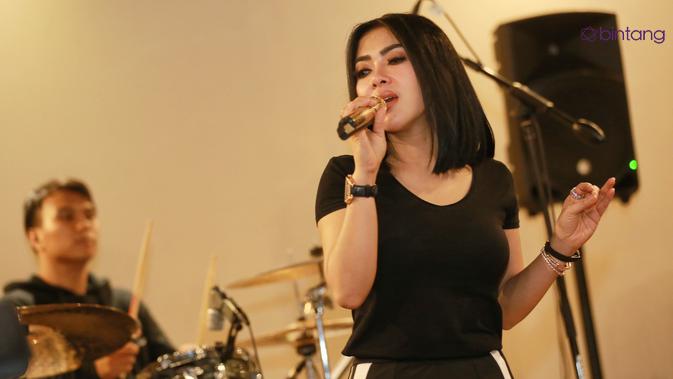 Syahrini Buktikan Jago Menari di Konser Tunggal