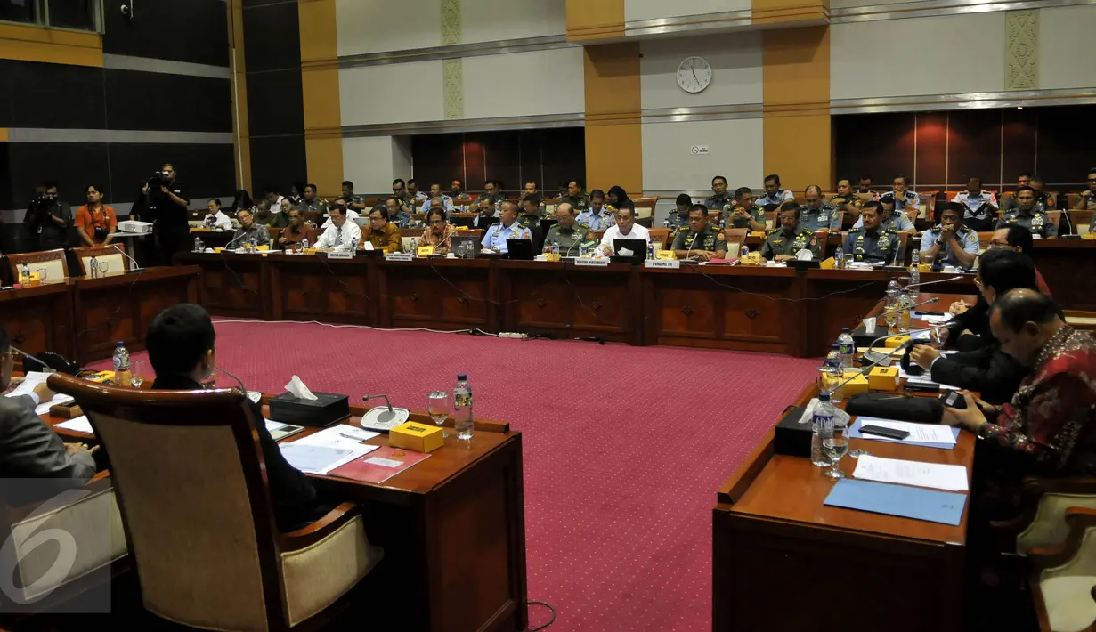 Suasana rapat kerja antara Pemerintah dengan Komisi I DPR di Kompleks Parlemen, Senayan, Jakarta, Senin (19/10). Raker membahas evaluasi pelaksanaan Minimum Essensial Force (MEF) Tahap I dan Tahap II. (Liputan6.com/Johan Tallo)
