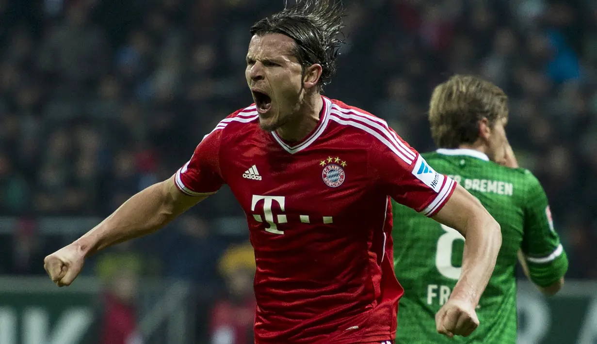 Daniel van Buyten. Bek asal Belgia ini memperkuat Bayern Munchen selama 8 musim mulai 2006/2007 hingga 2013/2014. Gol terakhirnya dicetak di usia 35 tahun dan 10 bulan saat melawan Werder Bremen di ajang Liga Jerman (7/12/2013). (AFP/John MacDougall)