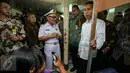 Presiden Jokowi berbincang dengan penumpang Kapal Tidar saat meninjau Pelabuhan Tanjung Priok, Jakarta, Rabu (17/6/2015). Kedatangan Jokowi untuk mengecek segala persiapan jelang bulan Ramadan 1436 H. (Liputan6.com/Faizal Fanani)