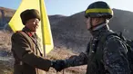 Tentara Korea Selatan berjabat tangan dengan tentara Korea Utara  sebelum melintasi Garis Demarkasi Militer di Cheorwon, Rabu (12/12). Mereka mulai memeriksa pembongkaran pos-pos penjaga di Zona Demiliterisasi. (HANDOUT/AFP/SOUTH KOREAN DEFENCE MINISTRY)