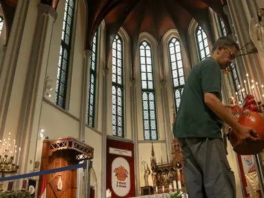Pengurus gereja membersihkan Gereja Katedral Jakarta menjelang perayaan Hari Raya Natal, Jakarta, Senin (23/12/2024). (Liputan6.com/Herman Zakharia)