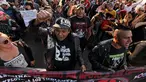 Sejumlah anak Punk turun ke jalan menolak kenaikan harga BBM, Mexico City, Meksiko (9/1). Para pengunjuk rasa menuntut Presiden Enrique Pena Nieto mencabut kebijakan tersebut atau mundur dari jabatannya. (AP Photo/Marco Ugarte)