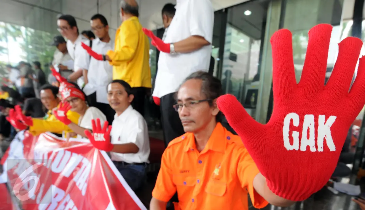 Massa Gerakan Anti Korupsi (GAK) Alumni Lintas Perguruan Tinggi, melakukan aksi damai di halaman gedung KPK, Jakarta, (27/11). Mereka mendesak KPK bersama Kepolisian dan Kejaksaan untuk segera mengusut kasus korupsi Petral.(Liputan6.com/Helmi Afandi)