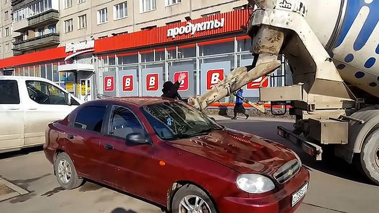 Mobil Diisi Semen