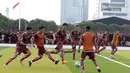 Pemain Persija Jakarta saat latihan di Lapangan Aldiron, Jakarta, Senin (7/1). Sebanyak 29 pemain sudah bergabung dalam latihan perdana tersebut. (Bola.com/M Iqbal Ichsan)
