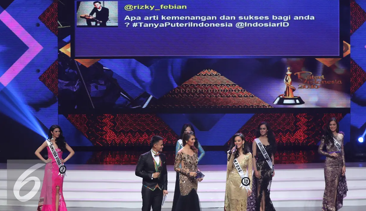 Finalis dari lampung Felicia saat menjawab pertanyaan dalam acara grand final Putri Indonesia 2016 di Jakarta Convention Center, Jakarta, Jumat (20/2/2016). (Liputan6.com/Herman Zakharia)