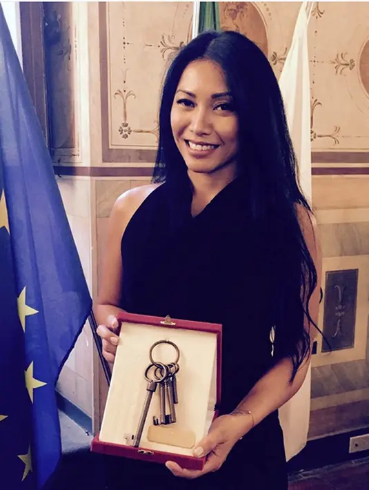 "Apakah sebagai manusia lain kita akan membantunya atau malah ingin melempar batu2 lain ke tujuannya? Apapun reaksi kita beliau tetap tegar. Sedangkan jika kita berada di posisi beliau, bisakah kita setegar itu?," lanjutnya. (Instagram/anggun_cipta)