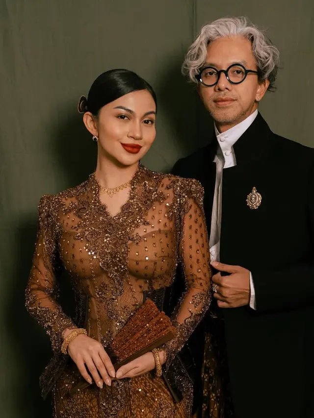 Ariel Tatum Merias Wajahnya Sendiri dengan Gaya Makeup Flawless Glam. [@didietmaulana]