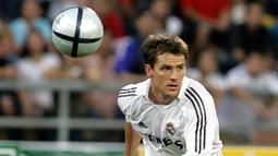 Namun sayang kiprah peraih Ballon d'Or 2001 di Spanyol berakhir dengan kegagalan. Owen sering berada di bangku cadangan dan hanya bisa mengantongi 16 gol dan empat assist dalam 46 pertandingan.  (AFP/Pornchai Kittiwongsakul)