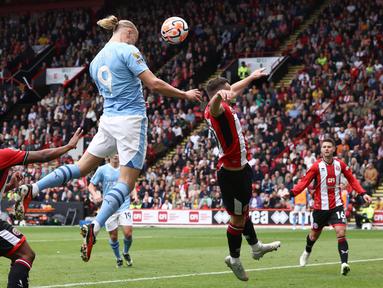 Manchester City cukup frustrasi menghadapi Sheffield United di laga pekan ketiga Liga Inggris 2023/2024. Pertahanan The Blades begitu rapat sehingga mereka sulit mencetak gol. Setelah melakukan sejumlah percobaan, City akhirnya mencetak gol juga. Adalah sang bomber, Erling Haaland yang mencetak gol di menit ke-63. (AFP/Darren Staples)