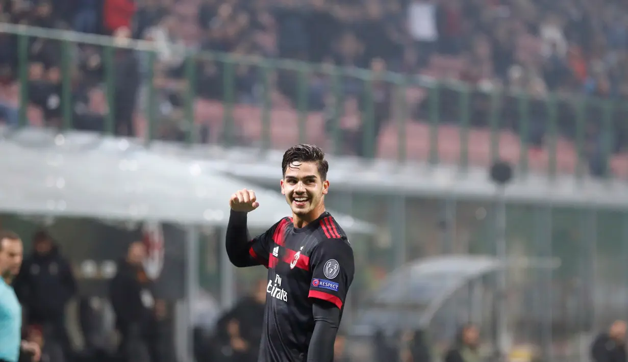 Pemain AC Milan, Andre Silva berselebrasi setelah berhasil mencetak gol Austria Wien pada matchday kelima Liga Europa di Stadion San Siro, Jumat (24/11). Milan lolos ke babak 16 besar usai melumat Austria Wien 5-1. (AP/Antonio Calanni)