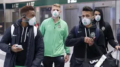 Para pemain Ludogorets mengenakan masker saat tiba di bandara Malpensa di Milan, Italia (26/2/2020). Wabah virus corona COVID-19 yang melanda Italia, membuat pemain Ludogorets mengenakan masker jelang bertanding melawan Inter Milan pada leg kedua babak 32 besar Liga Europa. (Ludogorets FC via AP)