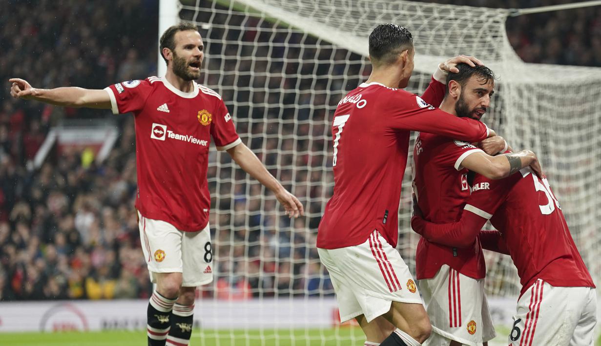 <p>Bermain di Old Trafford, MU tampil dominan sejak awal pertandingan. Aliran serangan MU berjalan apik dengan duet Mata-Bruno-Ronaldo. (AP/Jon Super)</p>
<p> </p>