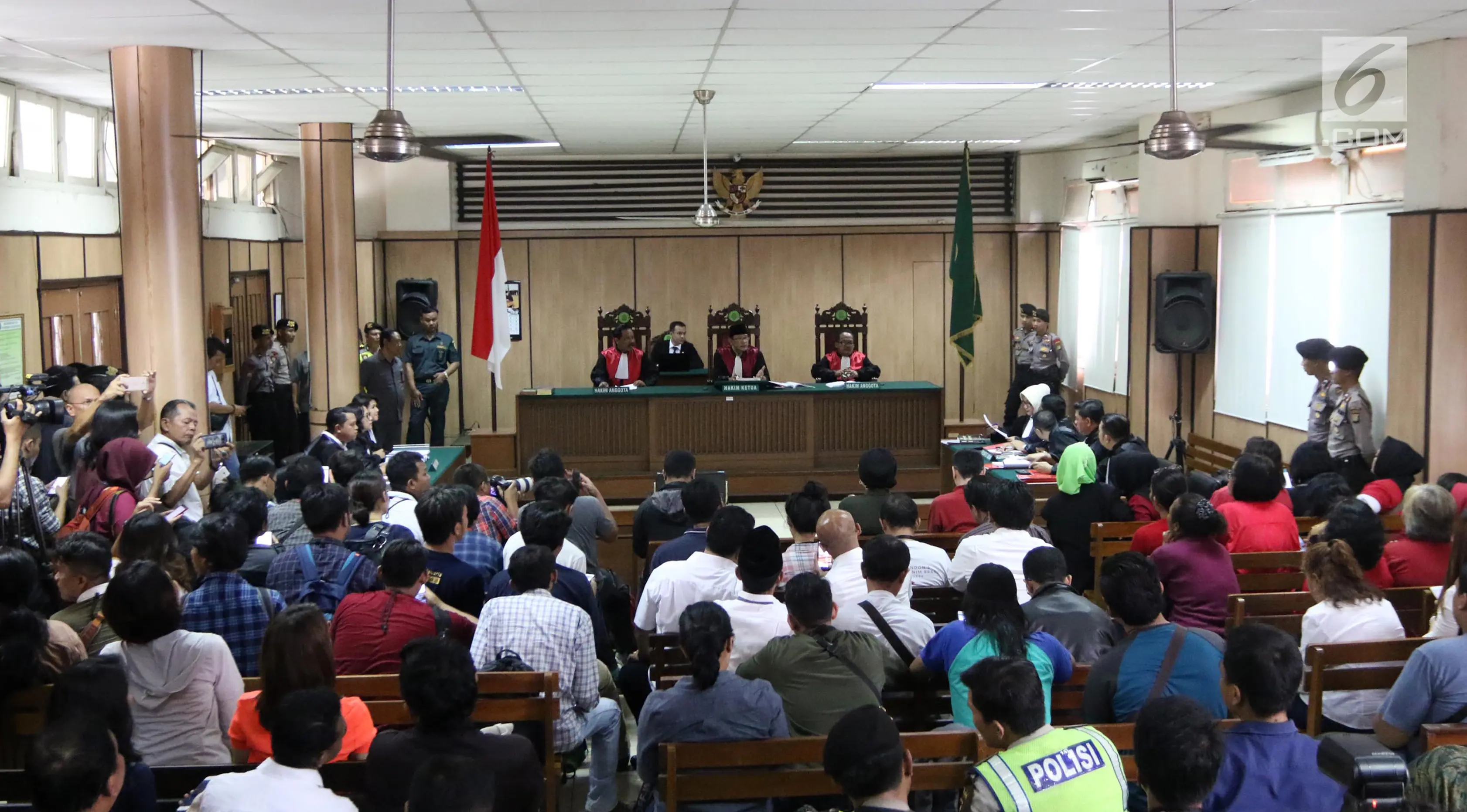 Suasana sidang perdana peninjauan kembali (PK) Basuki Tjahaja Purnama atau Ahok di Gedung PN Jakarta Utara, Senin (26/2). Ahok diwakilkan oleh pengacara yang juga adik kandungnya, Fifi Lety Indra. (Liputan6.com/Arya Manggala)