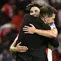 Pelatih Atletico Madrid asal Argentina, Diego Simeone (kanan), memeluk penyerang Atletico Madrid asal Argentina nomor punggung 19, Julian Alvarez, setelah pertandingan Liga Spanyol antara Atletico Madrid dan Rayo Vallecano di Stadion Metropolitano, Madrid, Kamis (25-9-2025). (Javier SORIANO/AFP)
