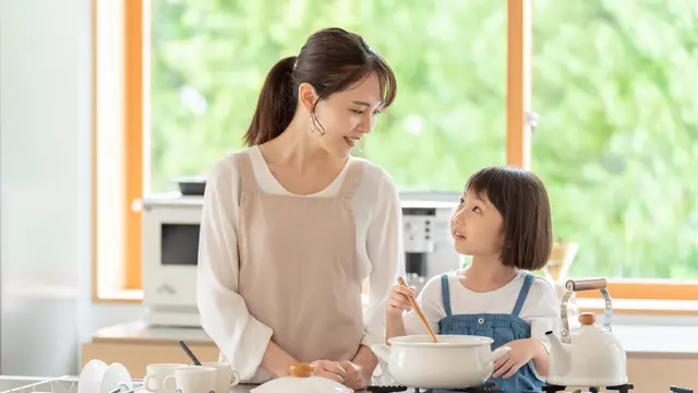 perempuan masak dengan anak kecil