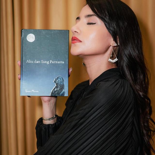 6 Potret Tsania Marwa Rilis Buku, Tumpahkan Isi Perasaannya dalam Karya Tulis