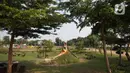 Anak-anak bermain wahana permainan di dalam kawasan Taman Jalur Hijau Kosambi, Jakarta Barat, Sabtu (8/1/2022). Di taman ini bukan hanya ruang terbuka hijau yang sangat bagus untuk berswafoto tetapi juga terdapat berbagai hewan untuk mengedukasi anak-anak yang datang. (Liputan6.com/Angga Yuniar)