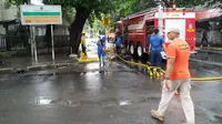 Petugas dari Pemprov DKI melakukan pembersihan usai banjir menggenang kawasan Menteng. (Merdeka.com)