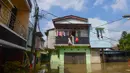 Hingga Selasa (8/7/2025) siang, banjir dengan ketinggian variatif mulai 20cm hingga 180cm masih menggenangi sejumlah wilayah di Kota Tangerang, Banten, di antaranya Kecamatan Cipondoh, Pinang, Cibodas, Batuceper, Karang Tengah dan Kecamatan Periuk. (merdeka.com/Arie Basuki)