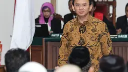 Basuki Tjahaja Purnama (Ahok) bersiap menjalani sidang lanjutan dugaan penistaan agama di Gedung Auditorium Kementerian Pertanian, Jakarta, Selasa (3/1). Rencananya enam saksi akan dihadirkan dalam sidang keempat ini. (Liputan6.com/Dharma Wijayanto/Pool)