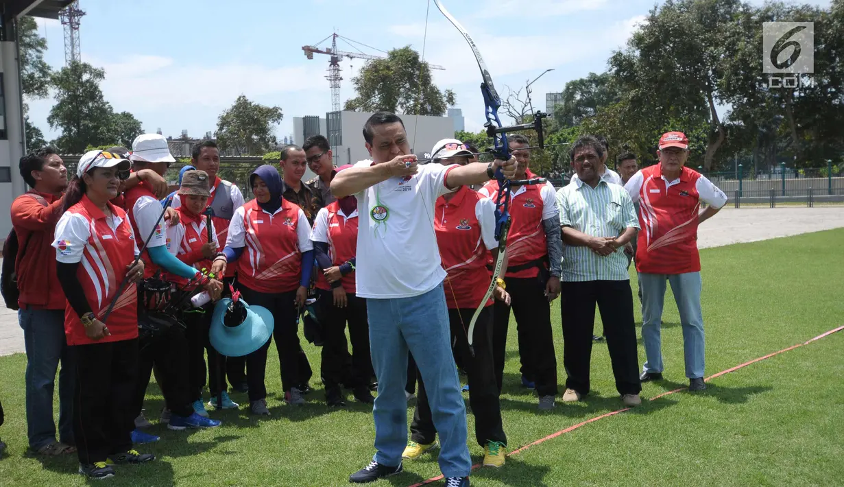 CdM Asian Games 2018, Komjen Pol. Syafruddin mencoba memanah saat meninjau pelatnas memanah di Lapangan Panahan Kompleks GBK, Jakarta, Selasa (10/4). Kunjungan ini untuk memantau persiapan jelang laga di Asian Games 2018. (Liputan6.com/Helmi Fithriansyah)