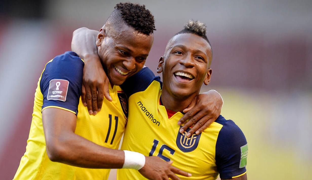 Pemain Ekuador, Michael Estrada dan Mario Pineida, melakukan selebrasi usai mencetak gol ke gawang Uruguay pada laga kualifikasi Piala Dunia 2022 di Stadion Casa Blanca, Rabu (14/10/2020). Ekuador menang dengan skor 4-2. (Rodrigo Buendia/Pool via AP)