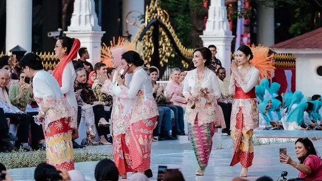 Aksi Para Pejabat Perempuan Berlenggak-lenggok di Catwalk Istana Berkebaya