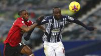 Pemain West Bromwich Albion, Mbaye Diagne, berebut bola dengan pemain Manchester United, Aaron Wan-Bissaka, pada laga Liga Inggris di Stadion Hawthorns, Minggu (14/2/2021). Kedua tim bermain imbang 1-1. (Nick Potts/Pool Photo via AP)