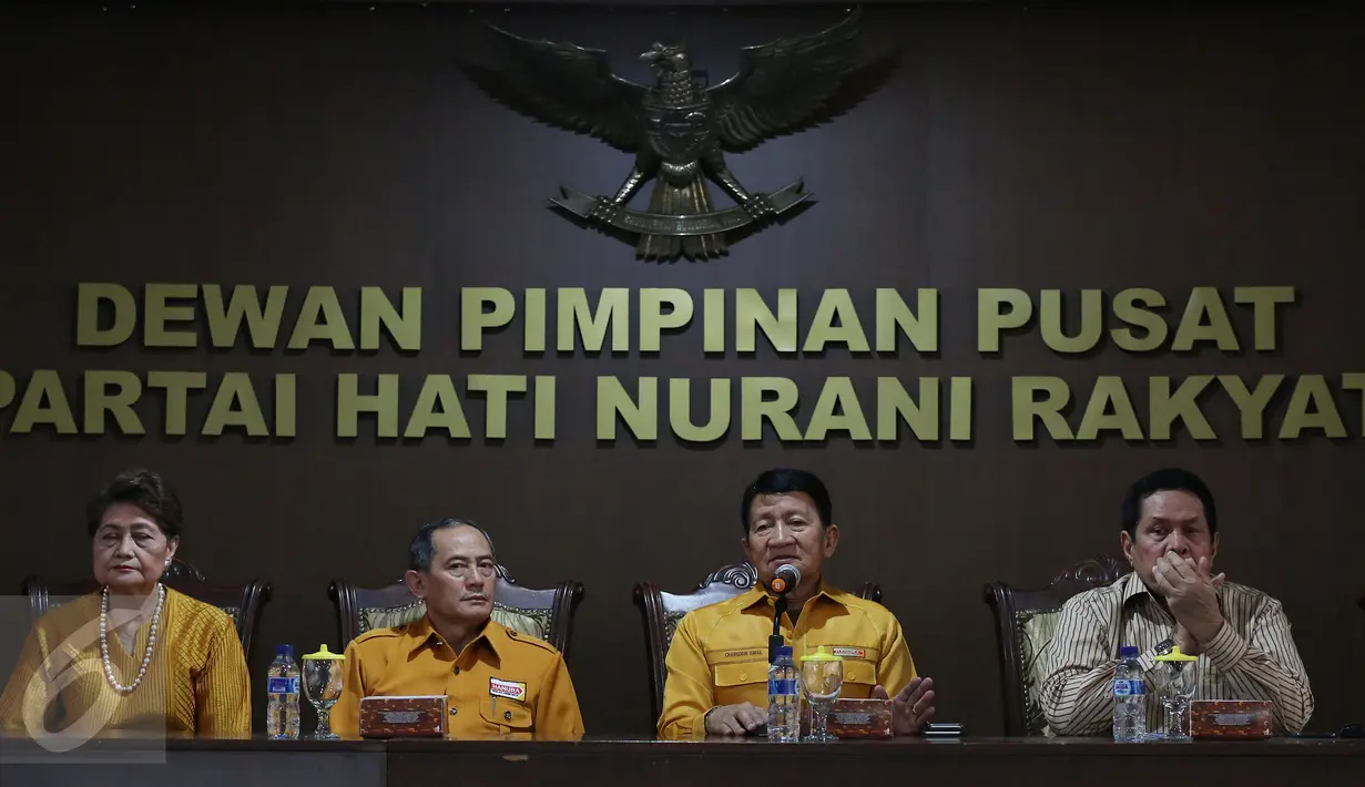 DPP Partai Hanura memberikan keterangan pers di kantor DPP Partai Hanura, Jakarta, Kamis (10/11). Hanura memastikan Wiranto masih tercatat sebagai ketua umum non-aktif (Liputan6.com/Johan Tallo) 