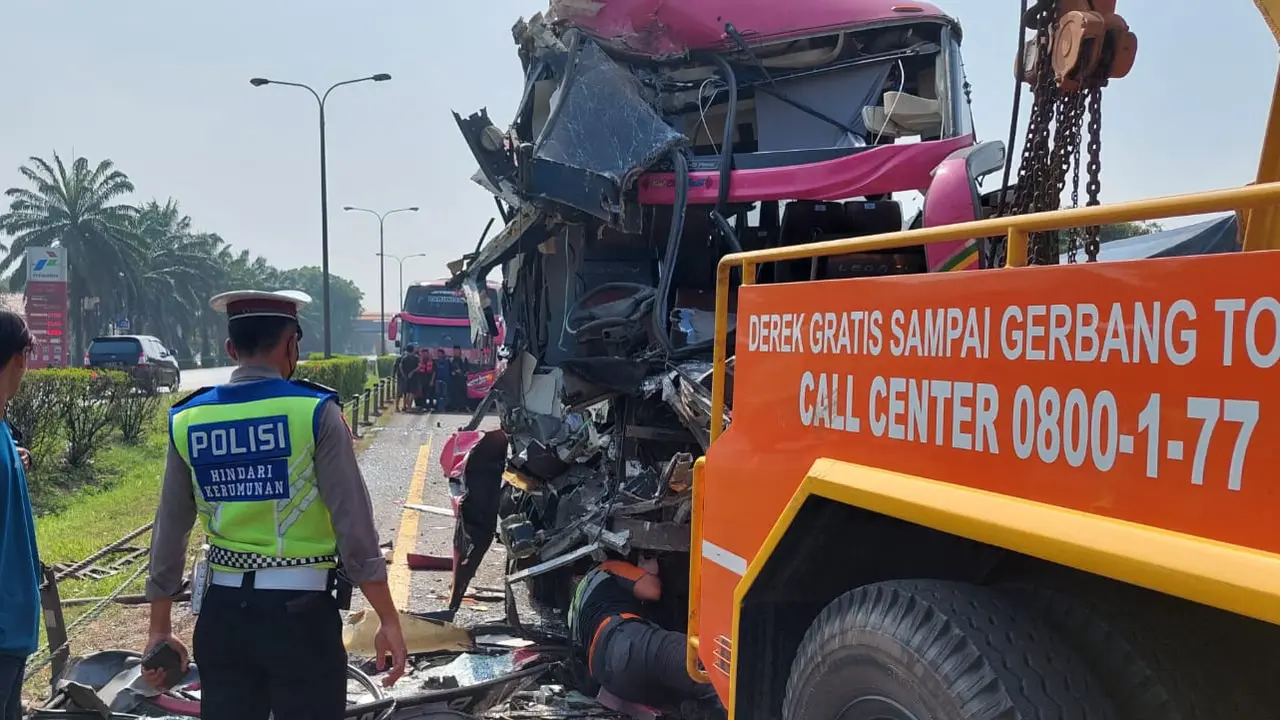 Tabrakan beruntun bus peziarah di Tol Tangerang-Merak