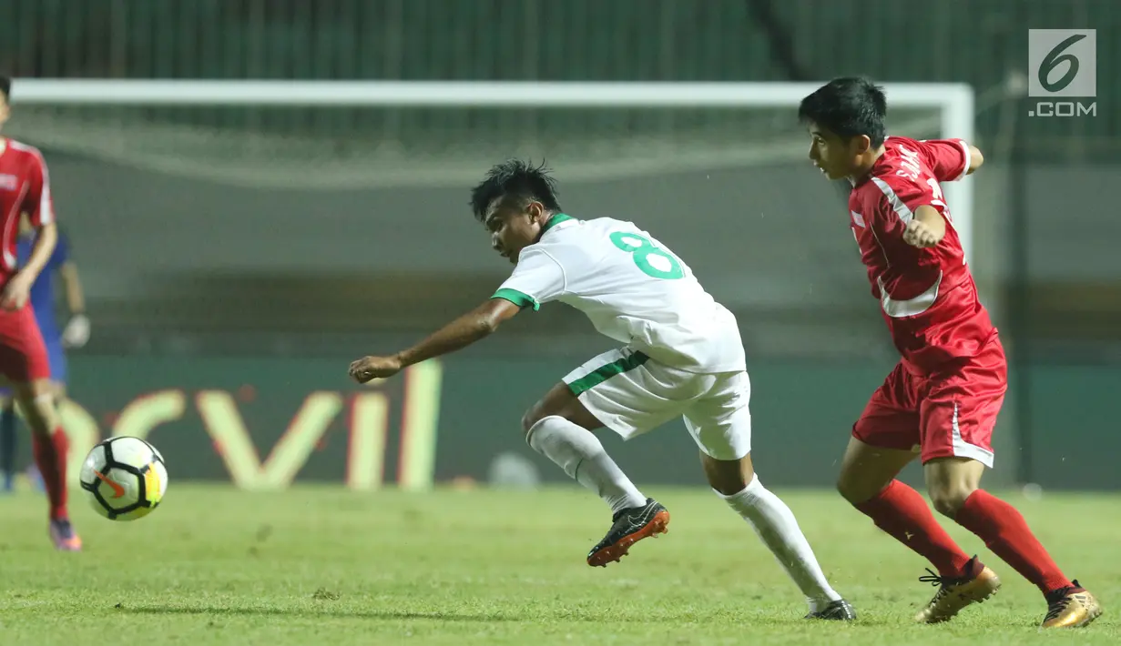 Pemain tengah Indonesia U-23, M Hargianto (kiri) saat melawan Korea Utara pada laga PSSI Anniversary Cup 2018 di Stadion Pakansari, Kab Bogor, Senin (30/4). Laga berakhir imbang 0-0. (Liputan6.com/Helmi Fithriansyah)