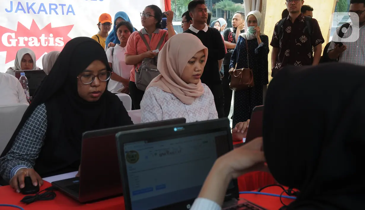 Peserta mengikuti simulasi tes CPNS 2019 berbasis Computer Assisted Test (CAT) di halaman Gedung Sarinah, Jakarta, Minggu (8/12/2019). Simulasi tes CPNS berbasis CAT diadakan Kantor Regional V Badan Kepegawaian Negara (BKN) Jakarta. (Liputan6.com/Helmi Fithriansyah)