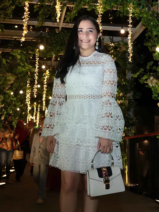 Prilly Latuconsina mengaku sempat menanggis ketika hadir dalam resepsi pernikahan Laudya Cynthia Bella dan Engku Emran. Ia juga memuji resepsi outdoor yang digelar dengan bagus dan keren. (Deki Prayoga/Bintang.com)