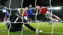 Suasana kemelut di dapan gawang Leicester saat laga melawan MU pada lanjutan Liga Premier Inggris di Stadion King Power, Inggris, Sabtu (28/11/2015). (Reuters/John Sibley) 