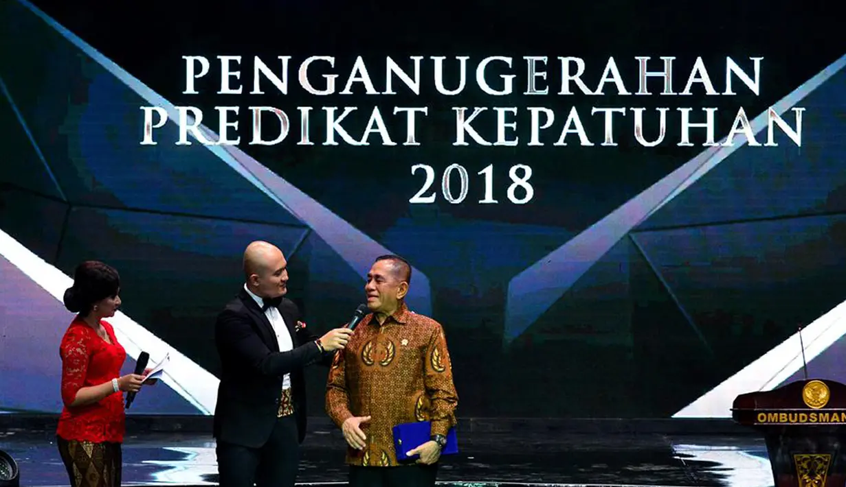 Menteri Pertahanan RI, Ryamizard Ryacudu menerima piagam Penganugerahan Predikat Kepatuhan Ombubudsman RI  di Auditorium TVRI, Jakarta, Senin (12/10). Penganugerahan diberikan langsung oleh Ketua Ombudsman RI Amzulian Rifai. (Liputan6.com/Pool/Kemenhan)
