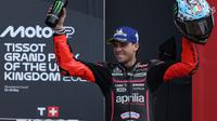 Pembalap Aprilia Marco Bezzecchi saat finis pertama pada balapan MotoGP Inggris 2025. (Adrian Dennis / AFP)